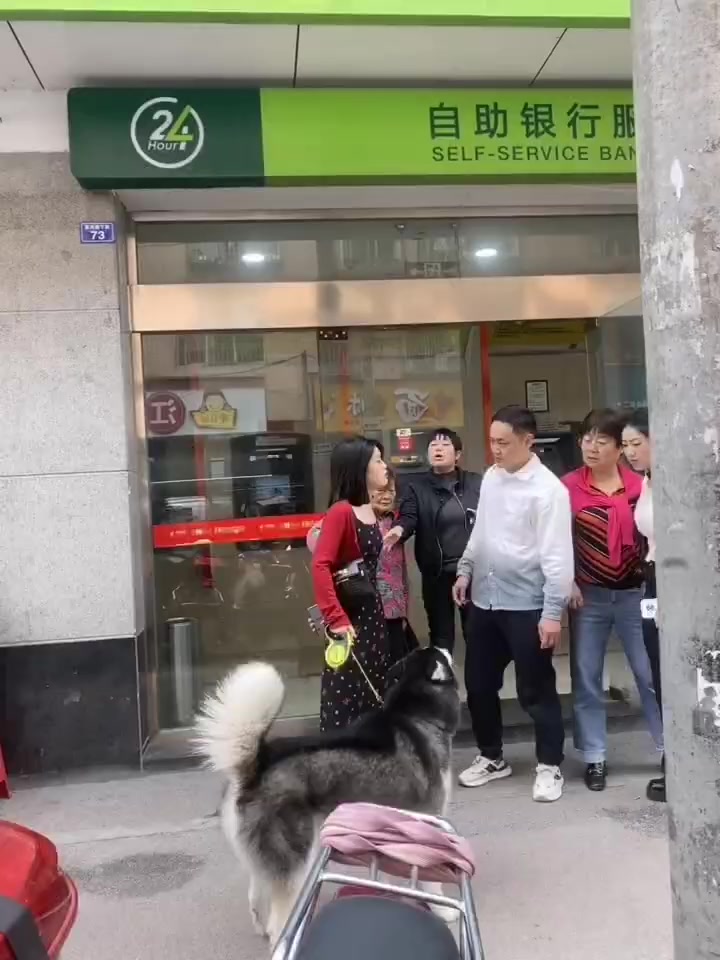 牵绳了也有问题吗？女生带大型犬出门遭到路人指指点点