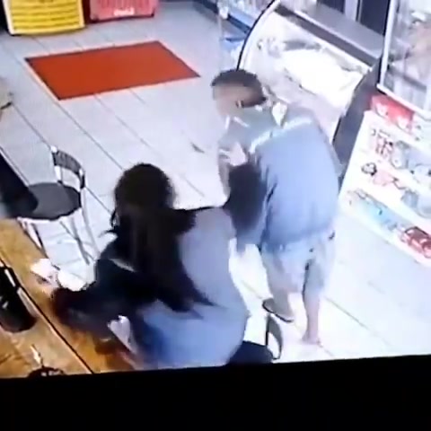 咸猪手？男子这下惹错人了，遭到女子暴打