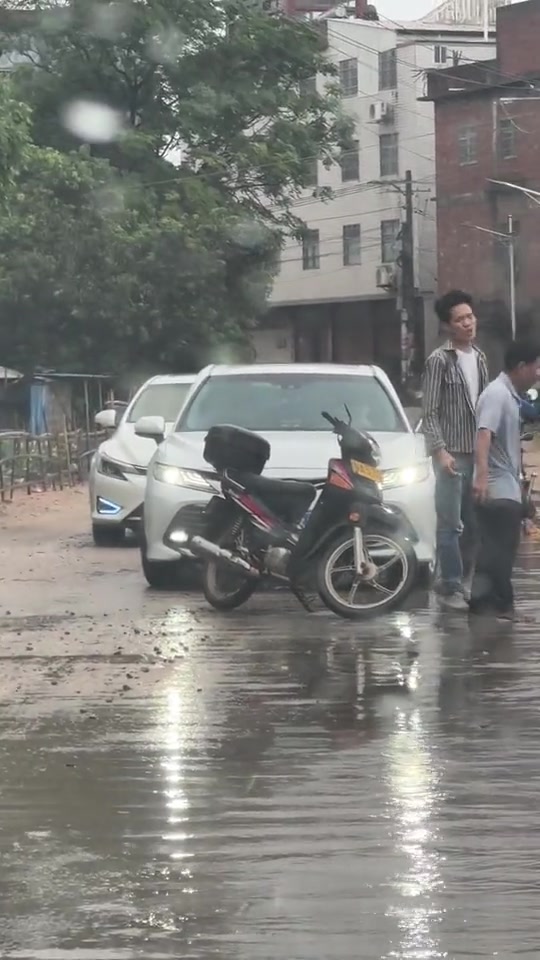吧友们怎么看？摩托车大哥被轿车溅一身水，神级反击！