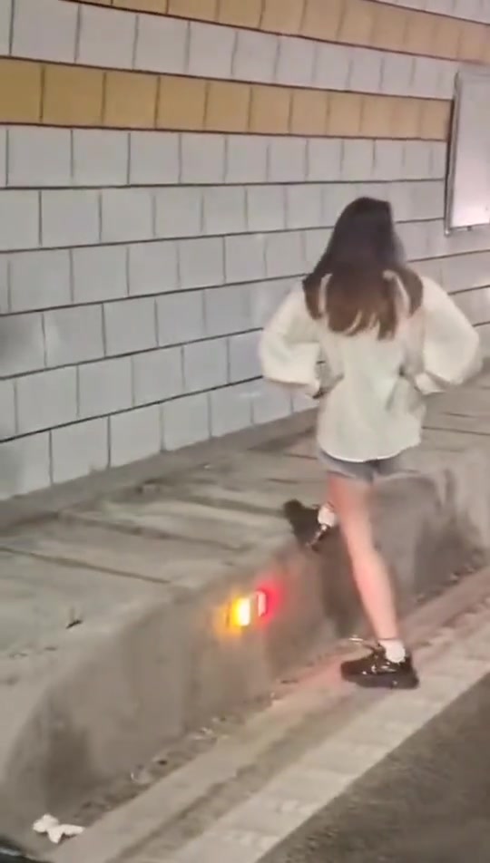 隧道堵车，她这是怎么了？够悠闲的啊，还散上步了