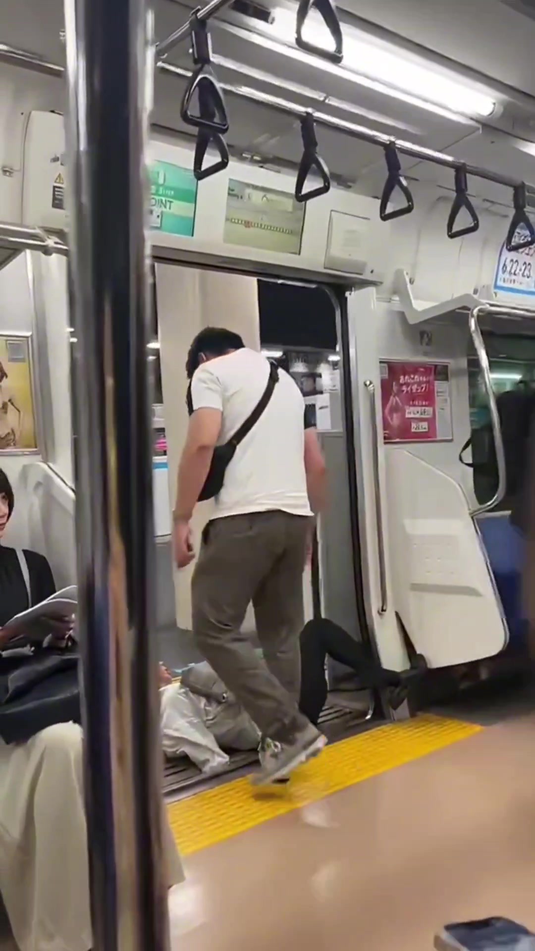 日本地铁，一男子性骚扰女子被拖出地铁外！