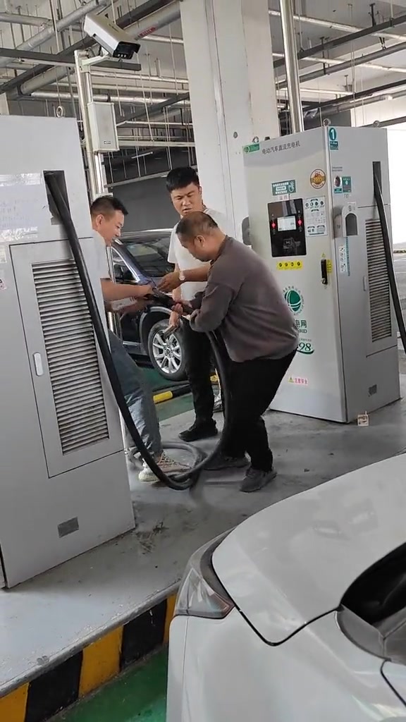 为什么？电车充电这么难？为抢个充电桩都打起来了