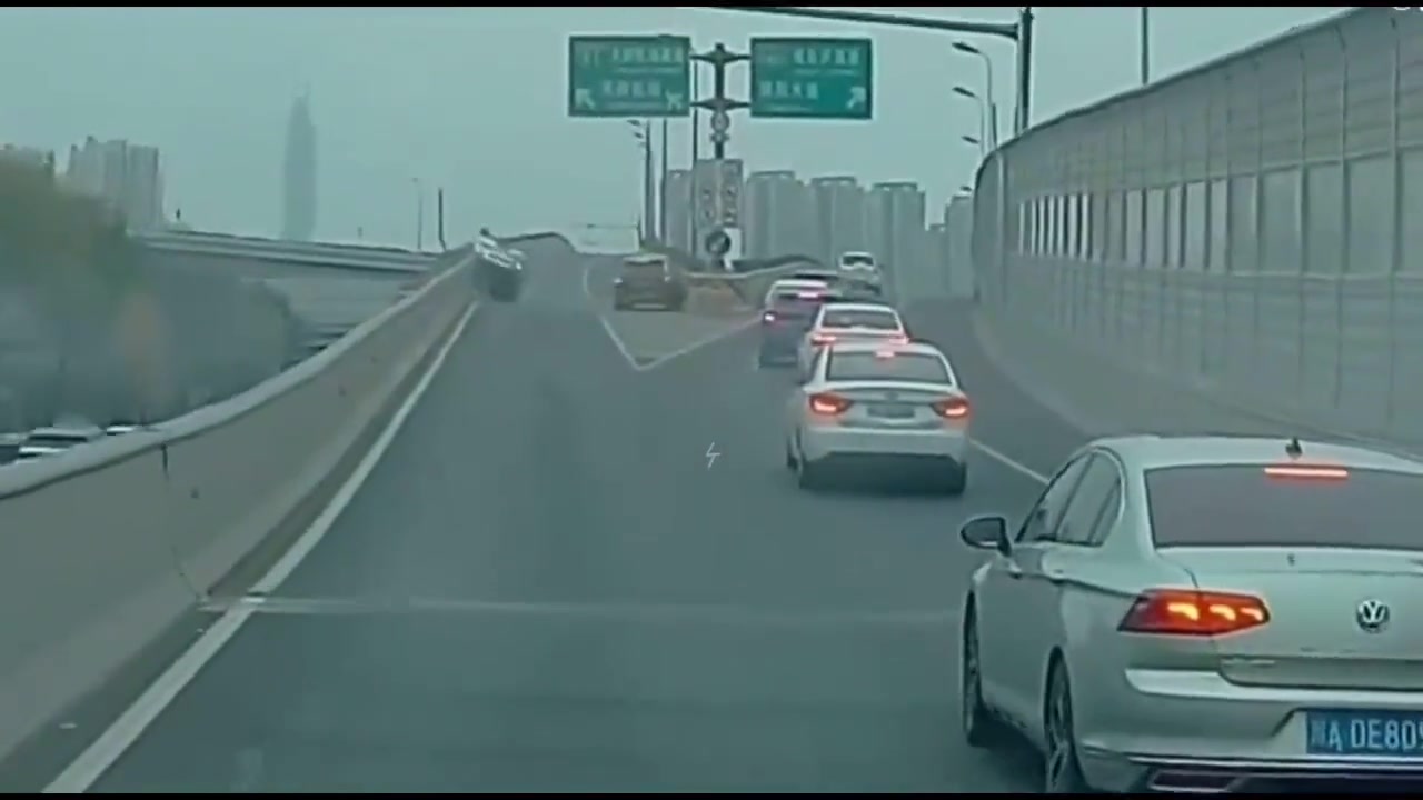 吓死了！突然的车祸，搞得旁边的车都不敢动了