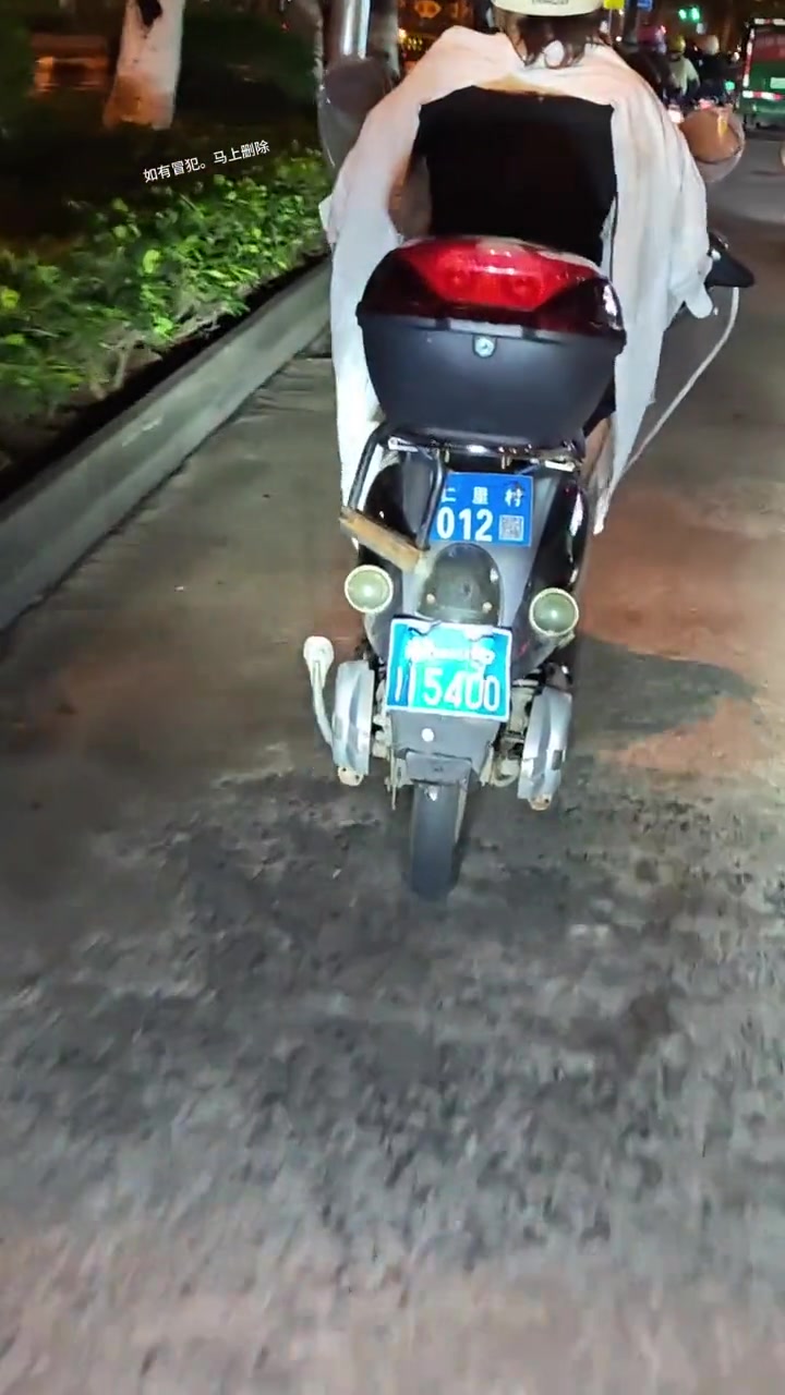 门牌挂电动车上？？这是打算油门一蹬，四海为家啊