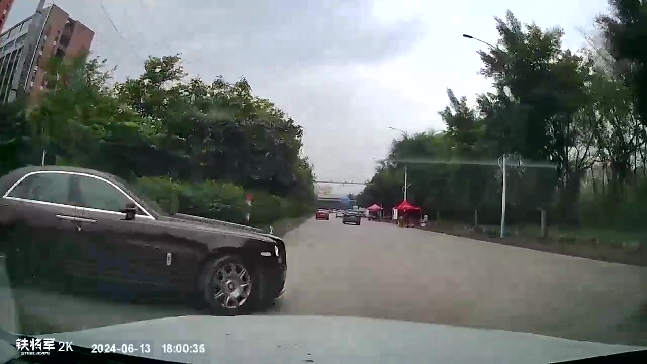 撞上莱斯莱斯？吧友们这算谁的责任？