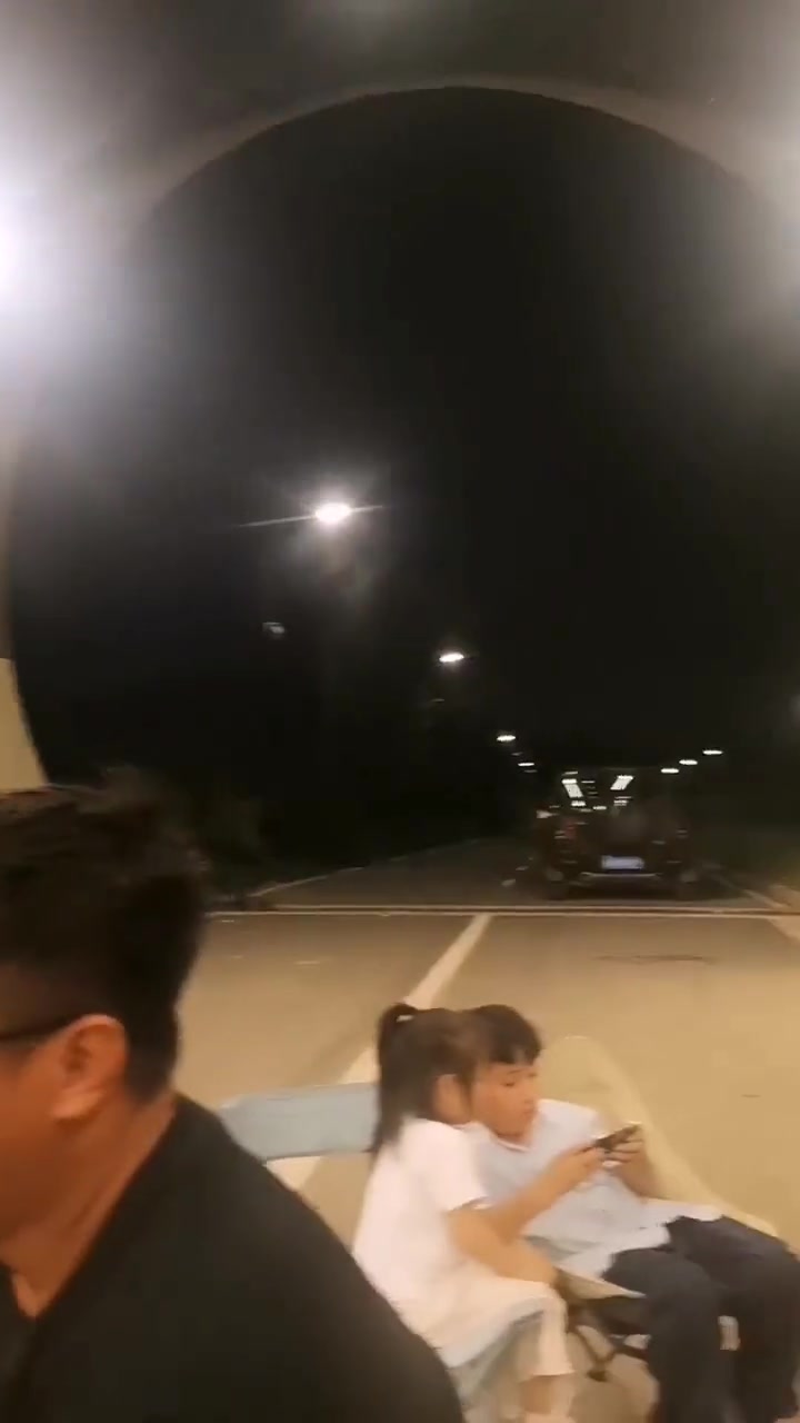 在封闭的隧道聚餐，吧友们怎么看？