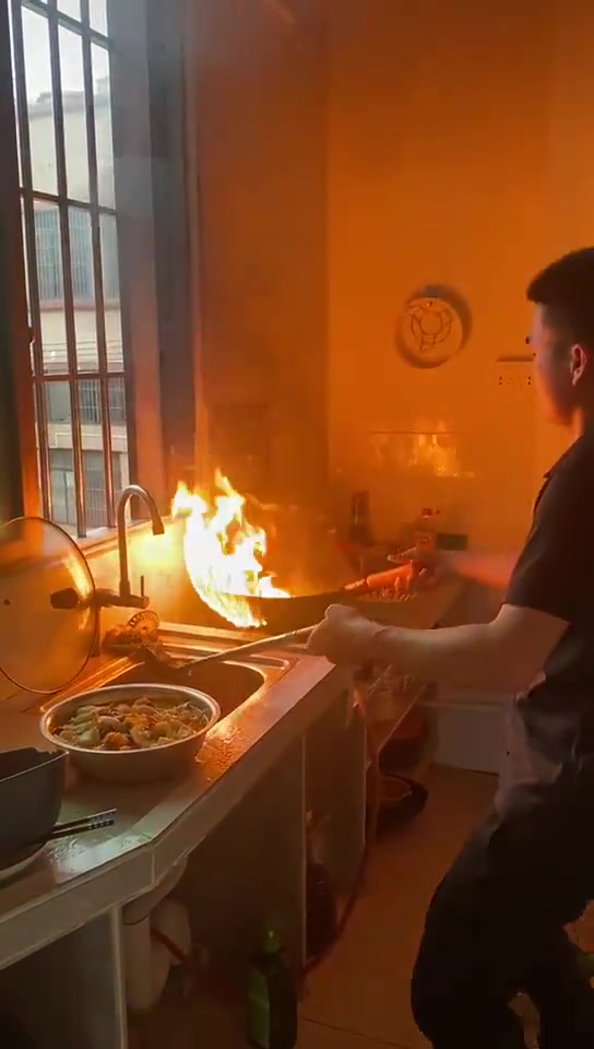锅着火加水灭火？