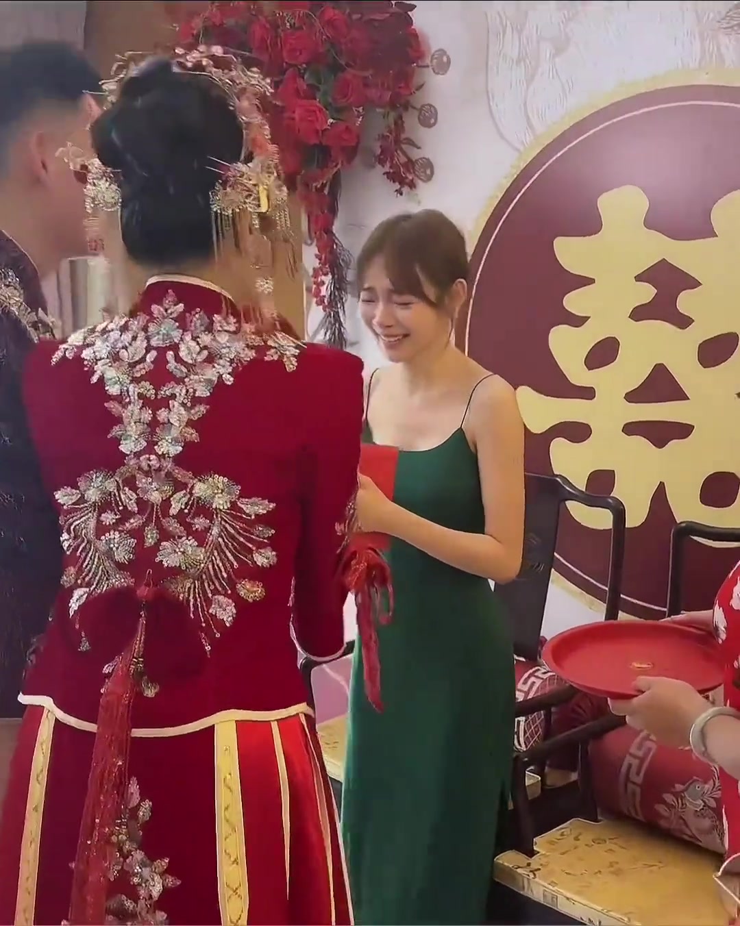 真情流露！弟弟结婚，姐姐哭成泪人...