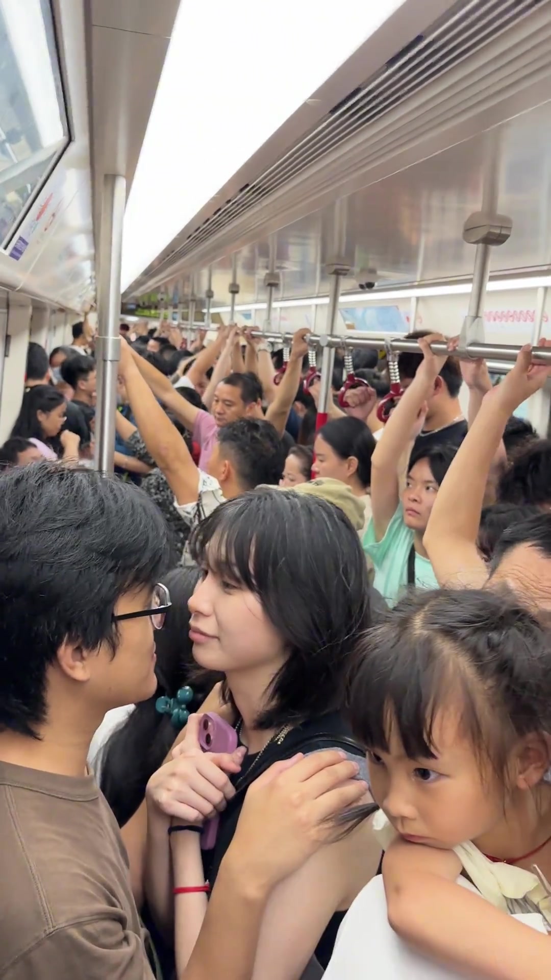广州死亡3号线，这挤得都能男女亲上了...
