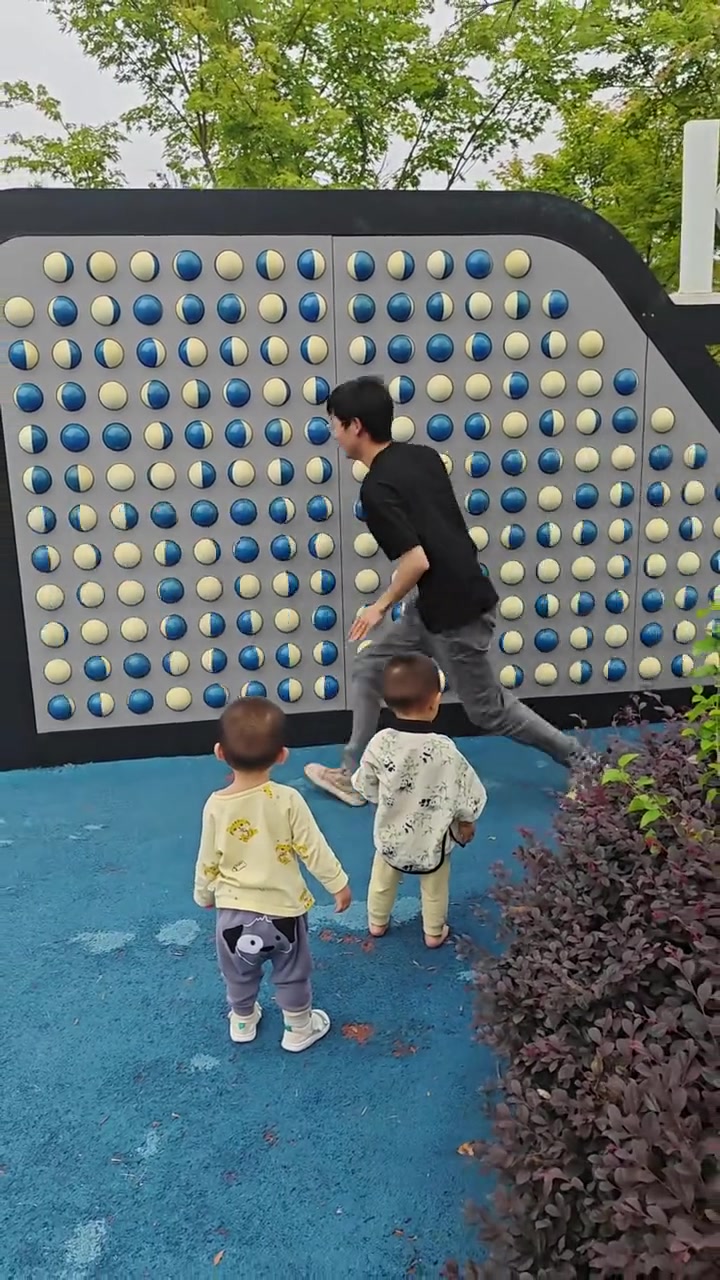 调皮哥哥这一下给小孩哥头看晕了