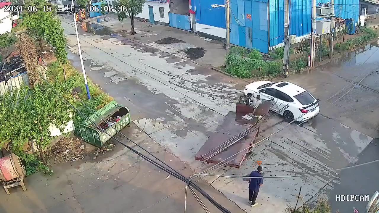 好危险！三轮刹车坏了吧？这样被撞了还在溜车？
