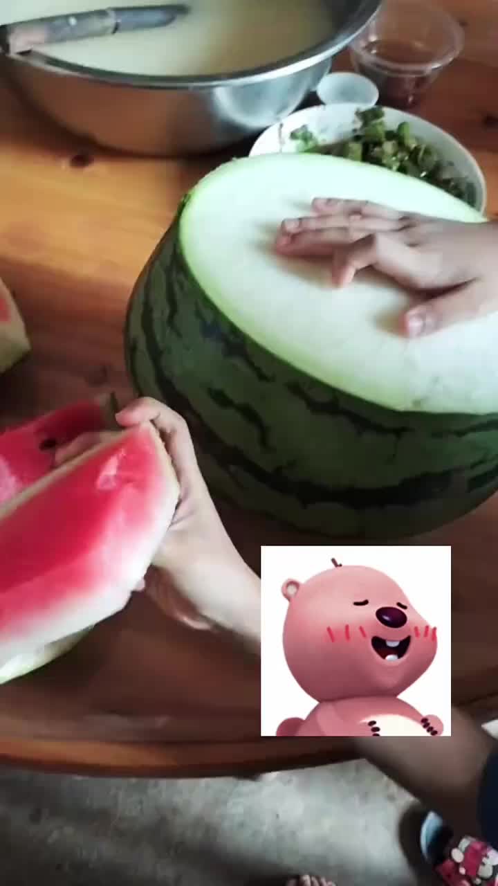 旁边是不是种了个冬瓜它两结婚了整了个冬西瓜？