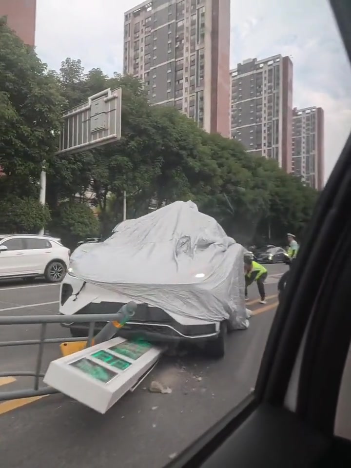 吧友们猜猜这是什么车？再猜猜为啥第一时间盖布