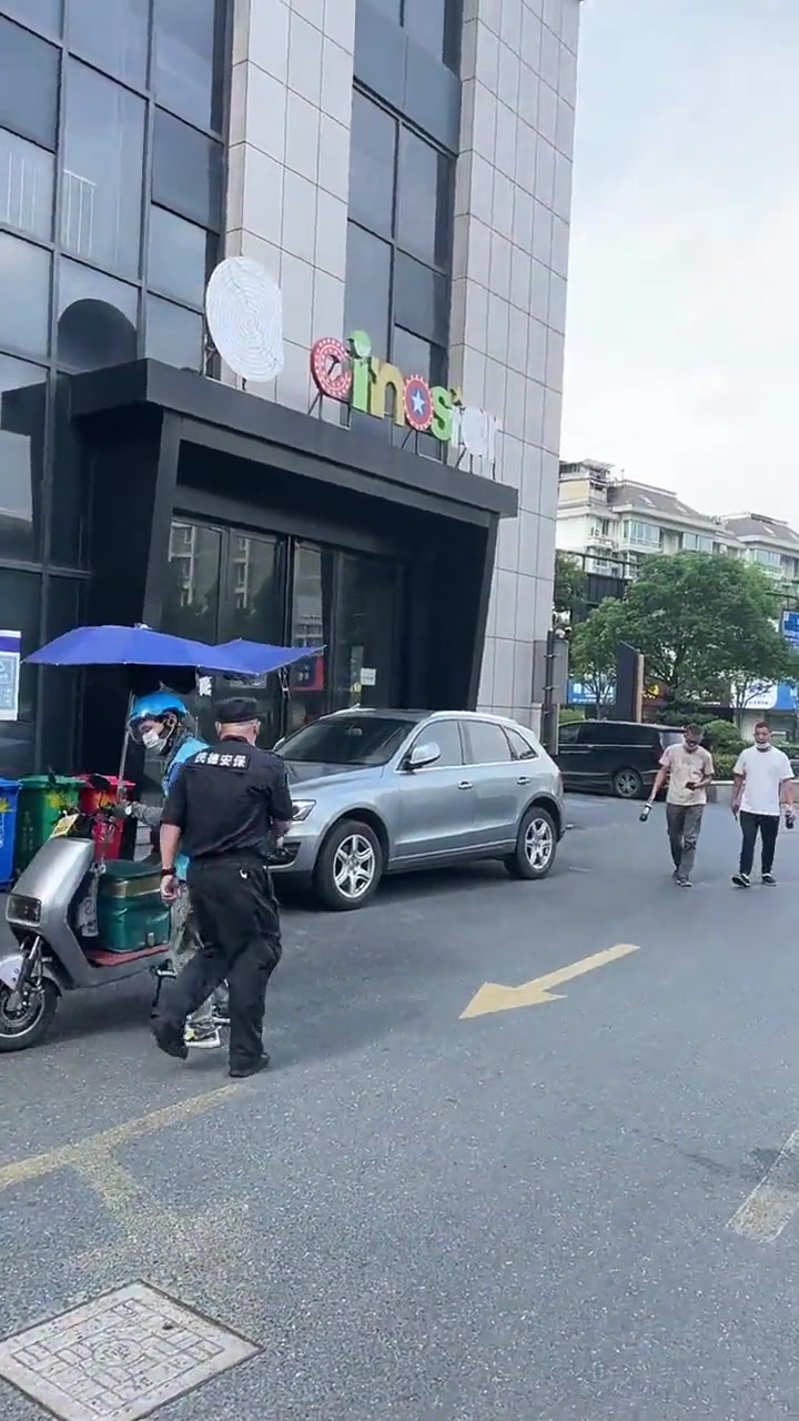 都是讨生活的，何必互相为难
