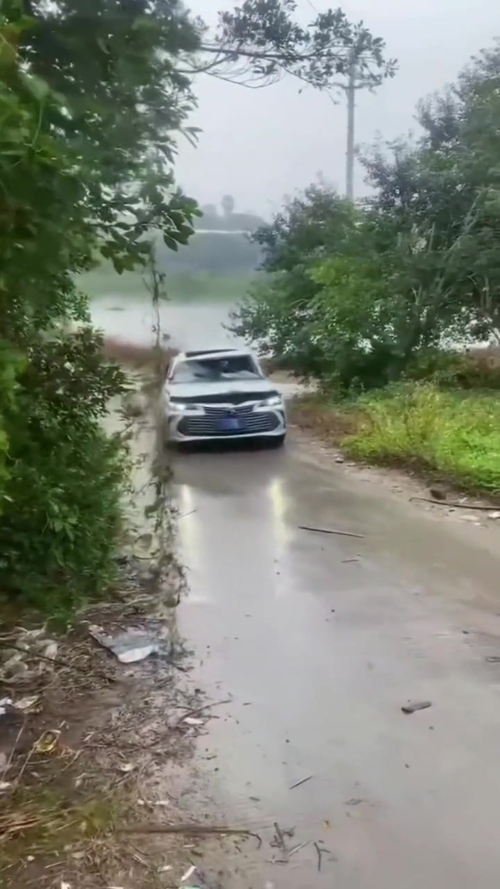 被撞成这样了还能开？还敢开？