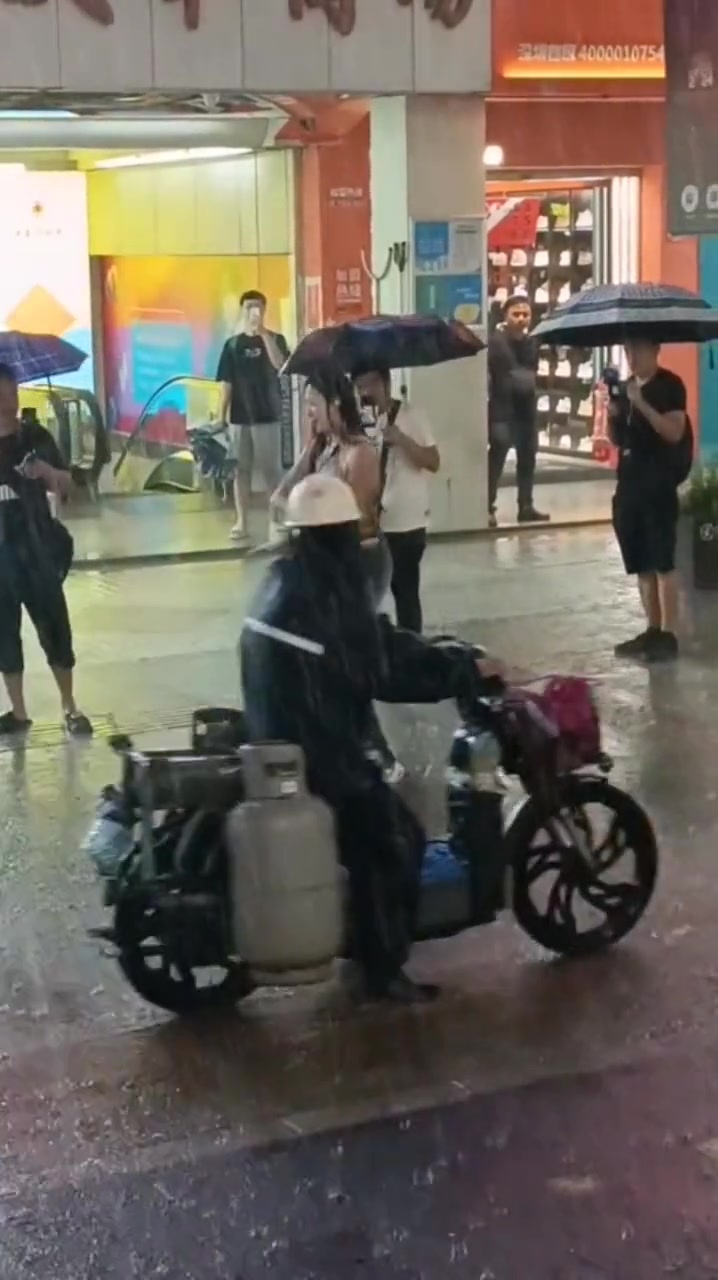 真佩服！大暴雨 还在大街上坚持跳...