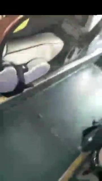 女子不要命了跟司机拉扯？这么多人竟然没一个阻拦