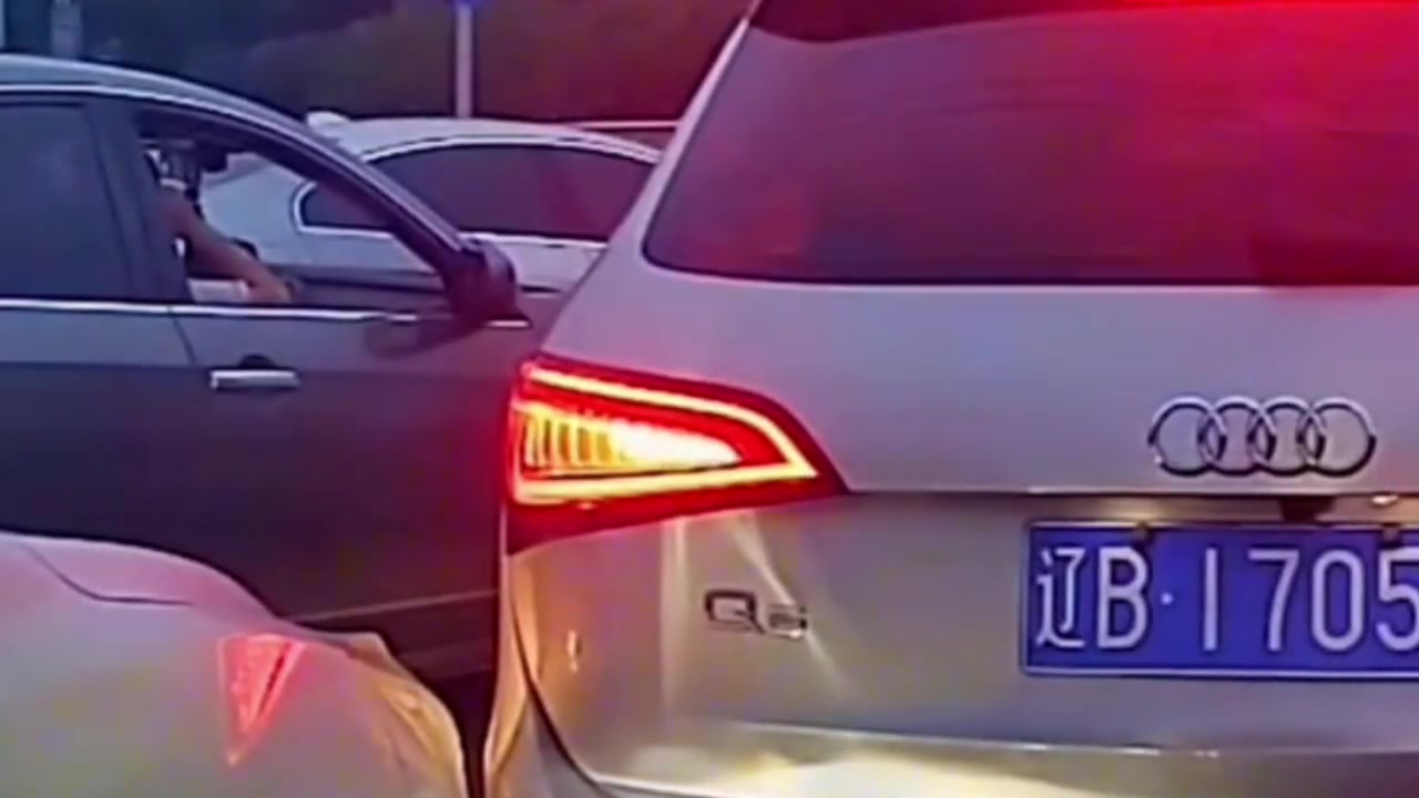 女司机被气到叉腰！看后车贴这么近，还以为是个高手！