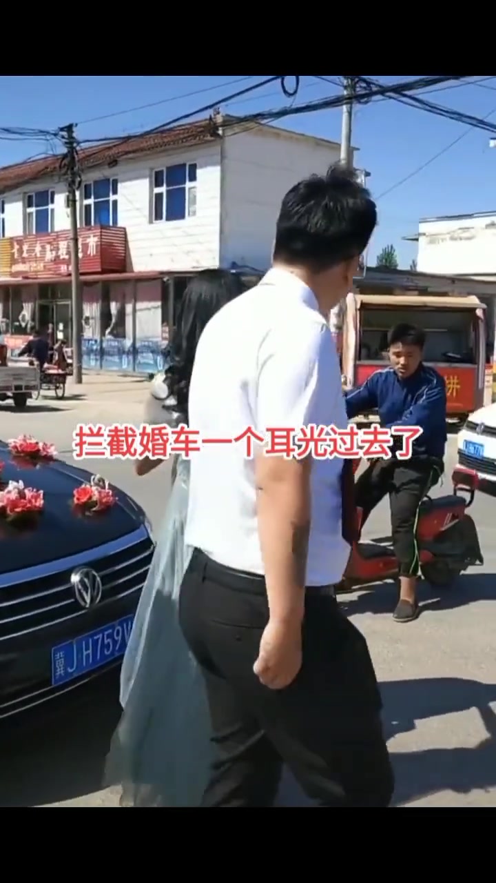 这次我站打人的这边！男子被陌生人拦车！！