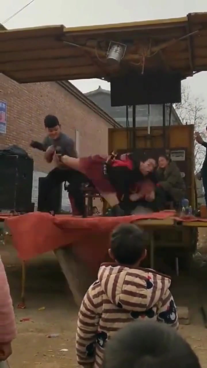 看着就疼！他们不像是演的，是真摔
