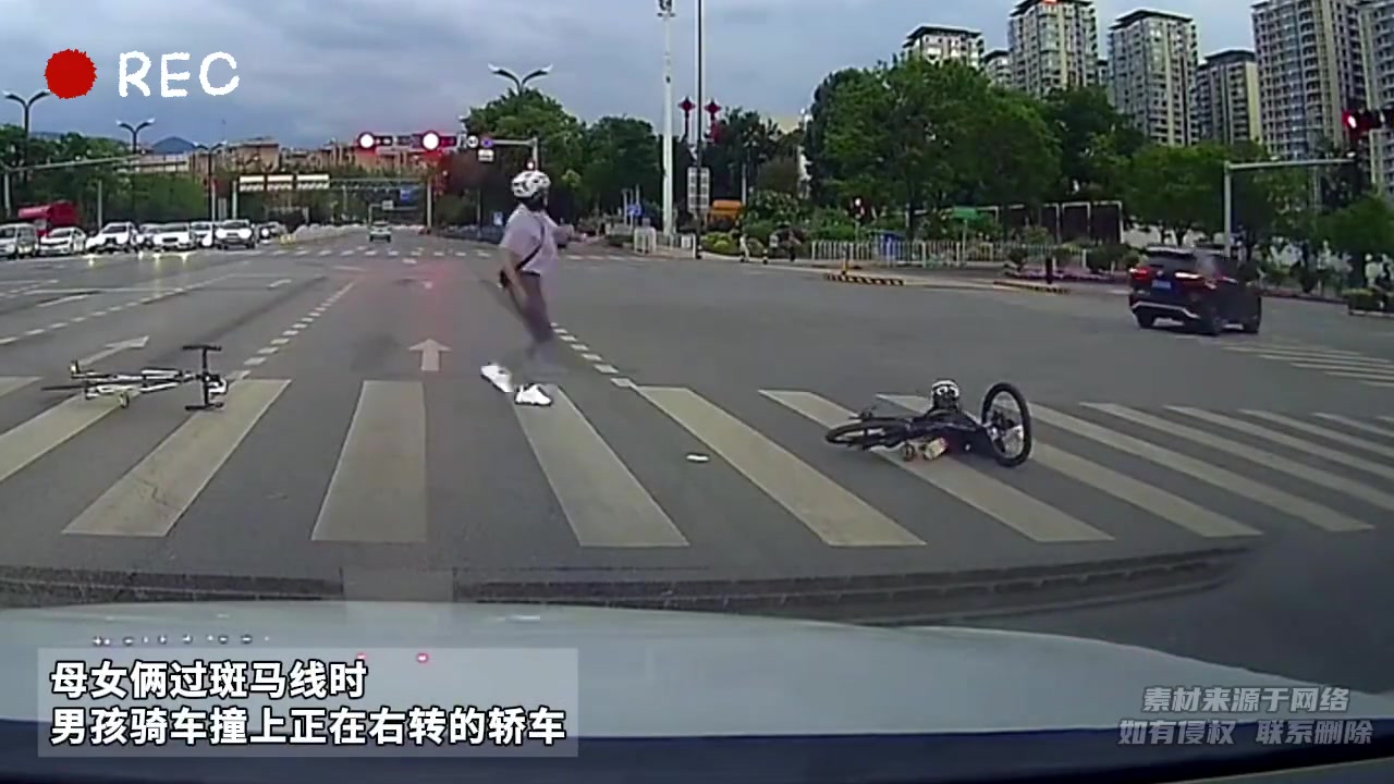 这么小的小孩子，过斑马线还骑着走？