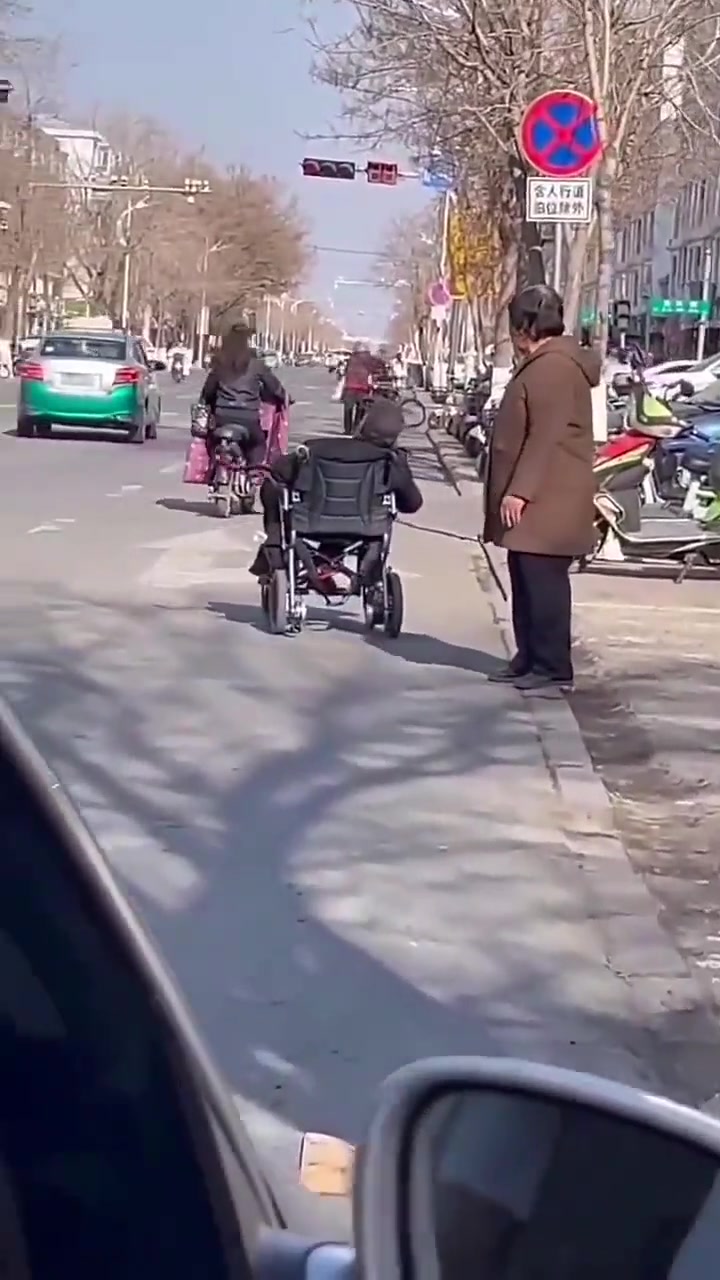 轮椅老人马路上画龙，这样独自上路太要命了！
