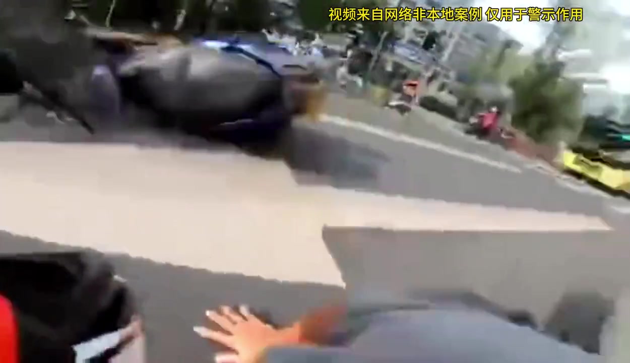 都不要命！摩托车见缝插针，三轮车在自己家院子里开