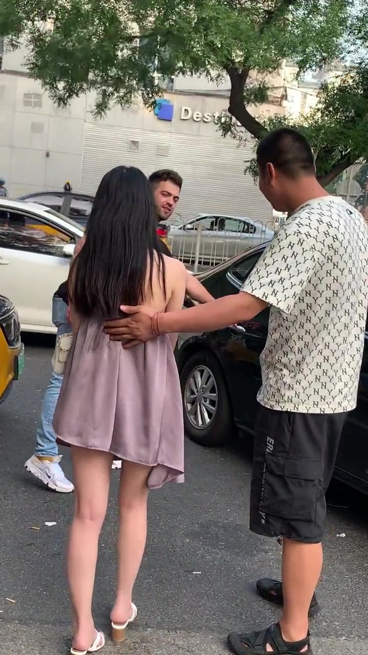 美女想上车就上啊！害羞啥呢