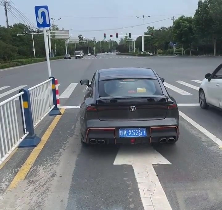 一脚油门踩下去，动静比谁都大就是不走