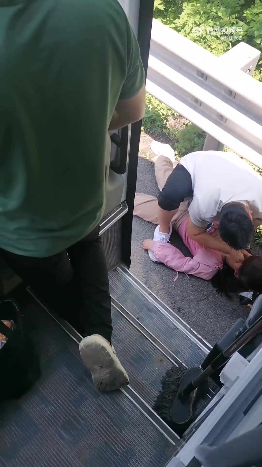 心疼！旅途中女孩忽然躺下！ 幸亏有路人帮忙急救！！