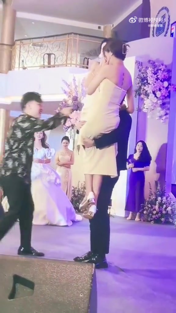 婚礼现场伴郎伴娘互动的很热情啊