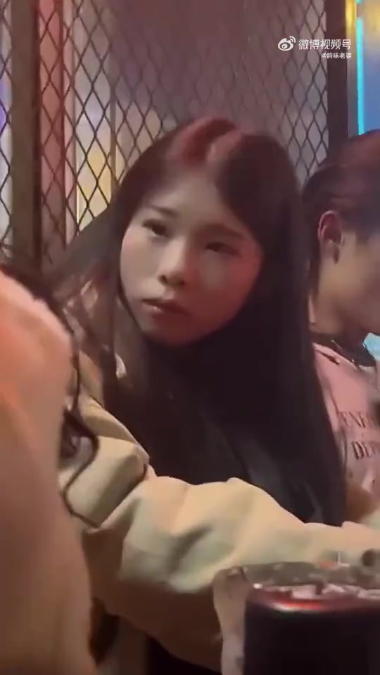 女生用眼神对摄影师发起邀请