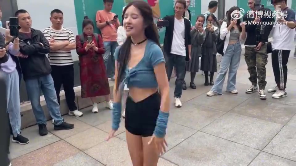 这女的好像做这个很久了，应该是挣的挺多，不然不会一直这样