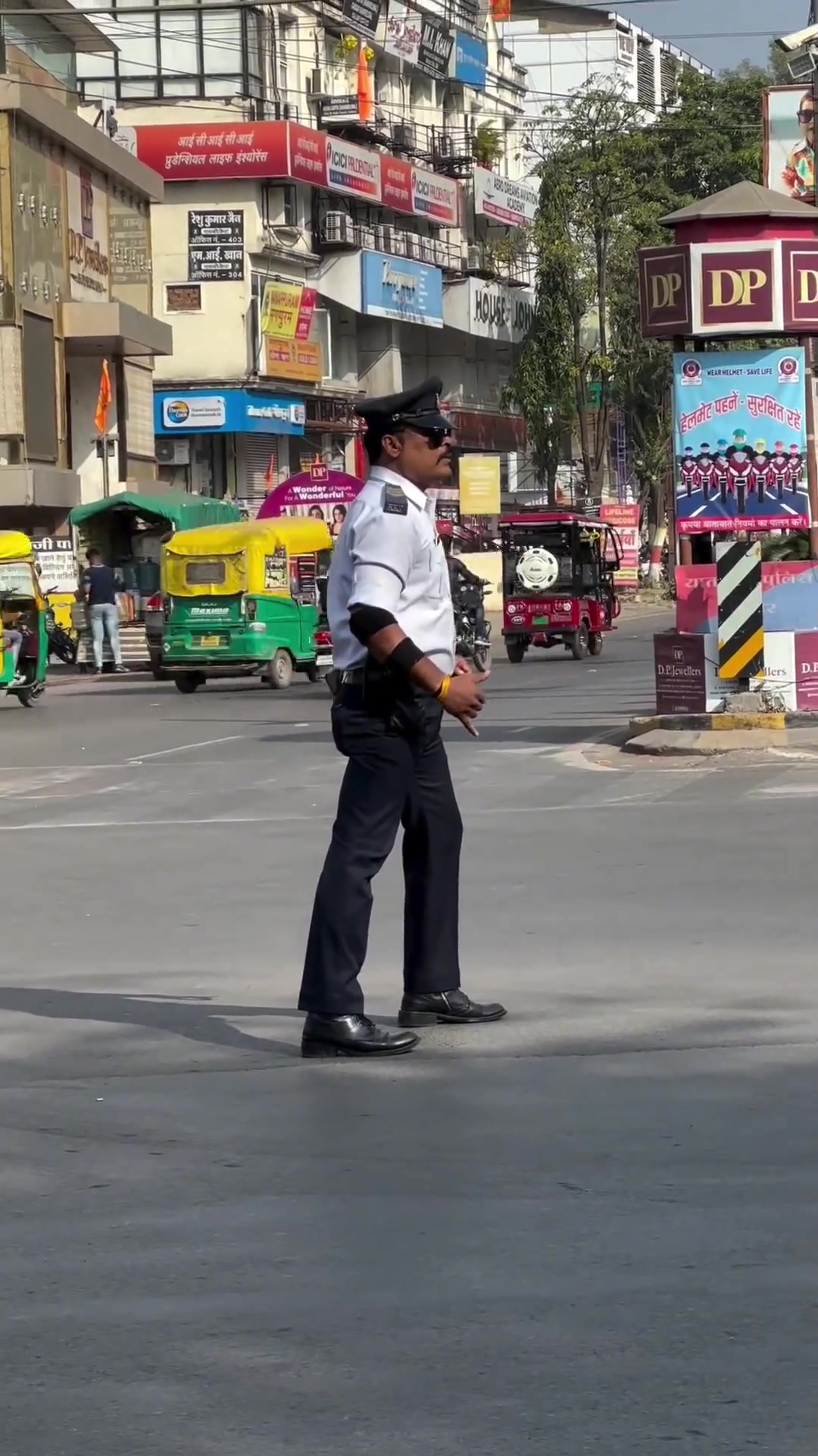 司机：警官 我可以走了吗？警官：稍等 还有两个八拍