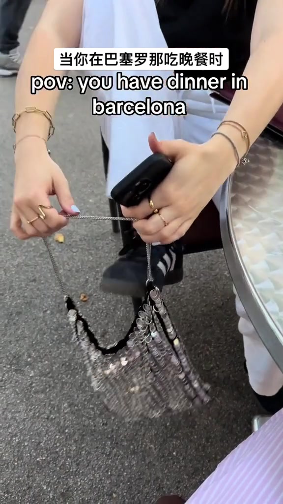 网友：不要问我为啥出国玩穿得和乞丐一样