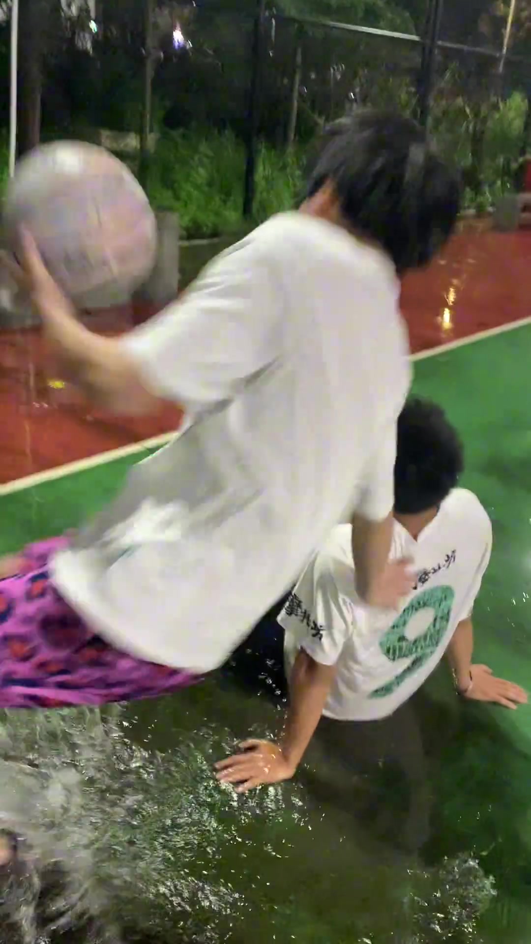 当时我只满脑子想去扶起他