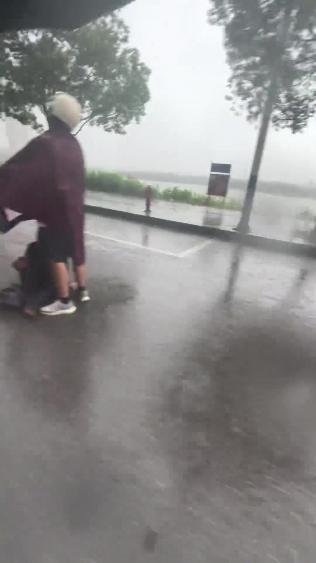 世界破破烂烂，总有人在缝缝补补