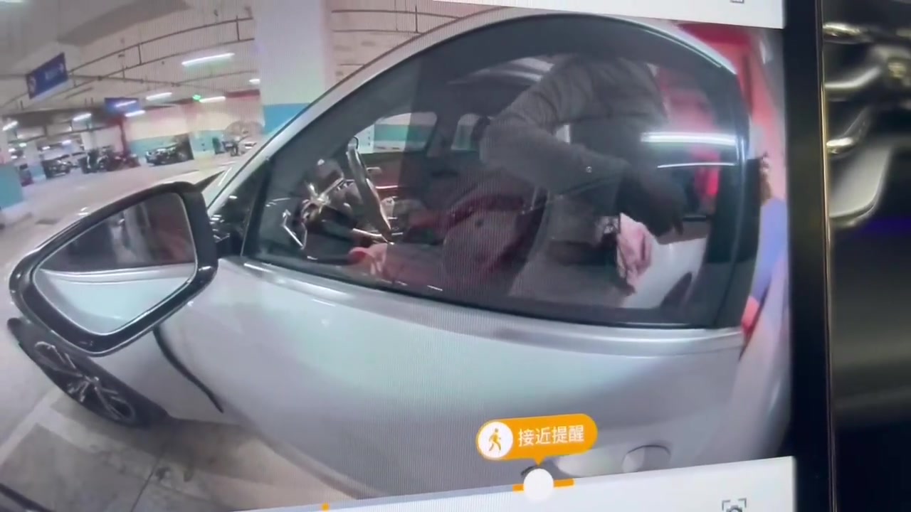 车子：快看她凶我！！