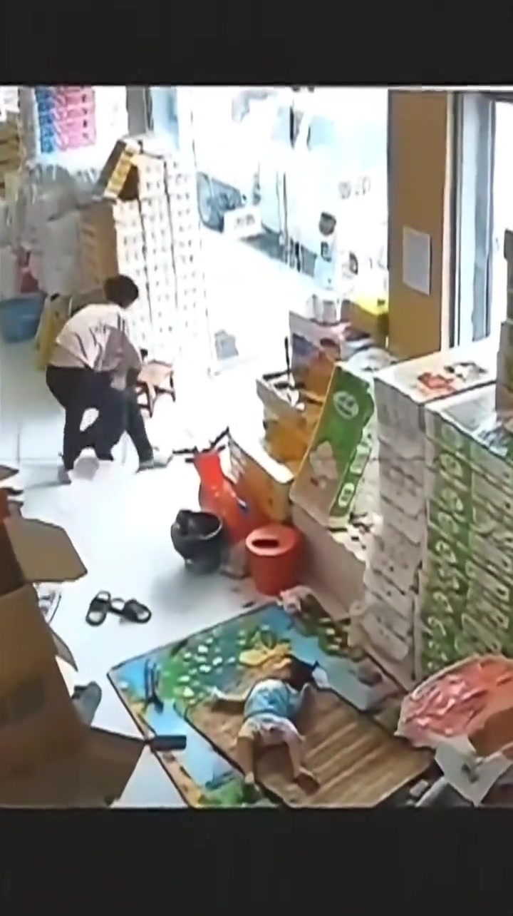 婴儿躺在地上狗子只是过来看便被男人狠狠摔在地上