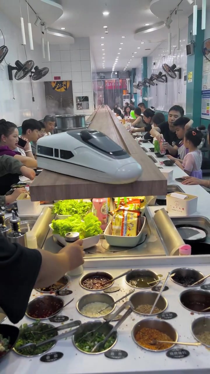 第一次在小火锅店看到这种收盘小车，还怪可爱的