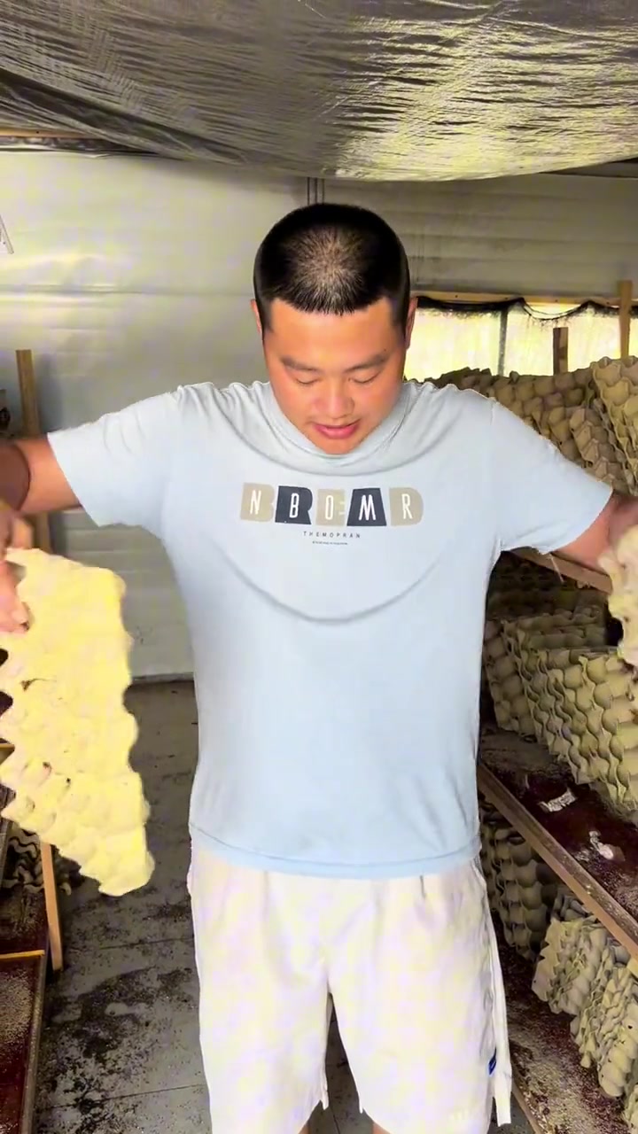 《性格温顺比较好相处》就把整箱的蟑螂拍在身上！