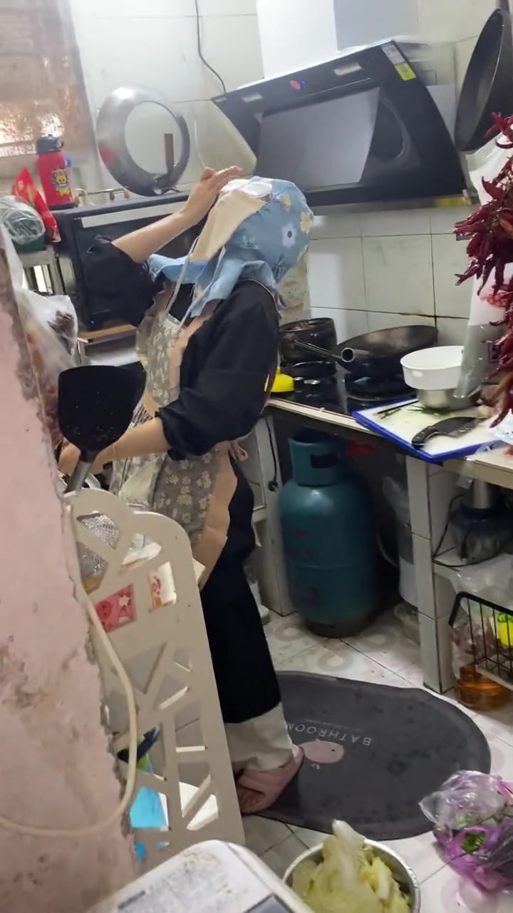 知道的是在做饭，不知道的还以为在研究毒气弹