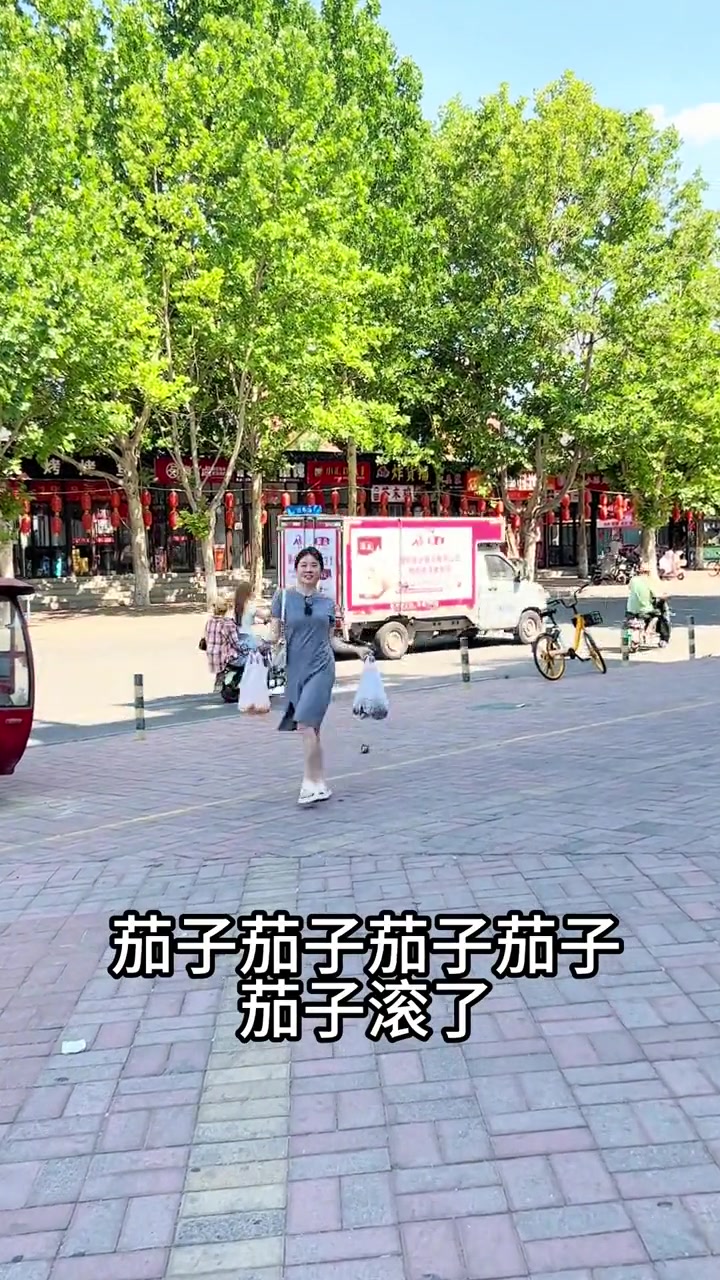 笑死！女生是不是都这样？看见相机就谜之自信