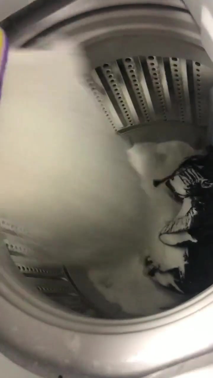 真奢侈！洗洗衣粉还放条裤子