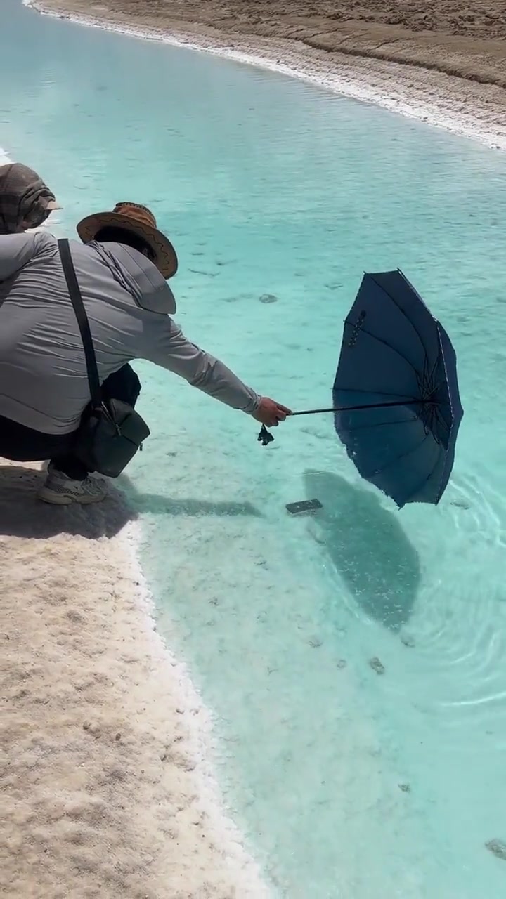惨了！看得见够不着！手机掉盐湖里，没有工具都不好捞