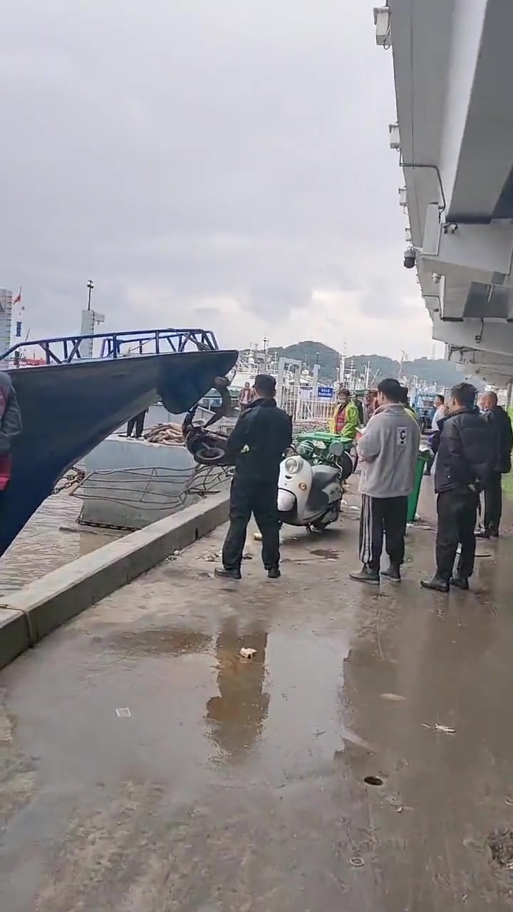 电动车：想过各种被车撞的死法，没想到是被船钩住淹死