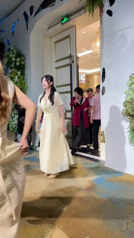 都挡新娘出场了！婚礼都没安排吗？