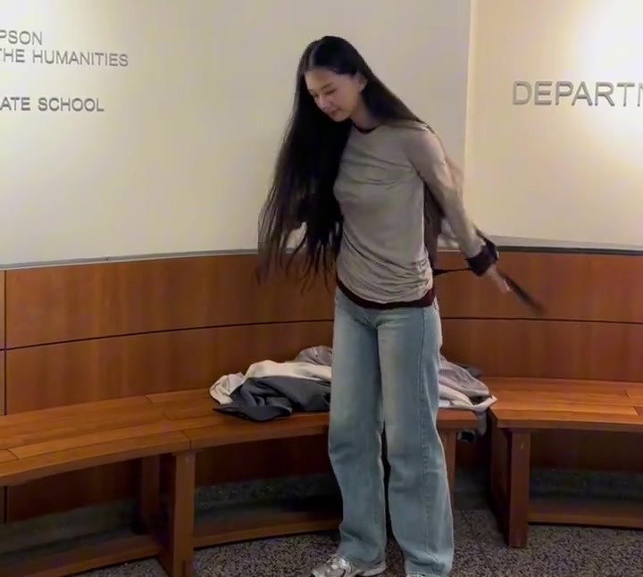 小姐姐贴心教学长头发如何背书包