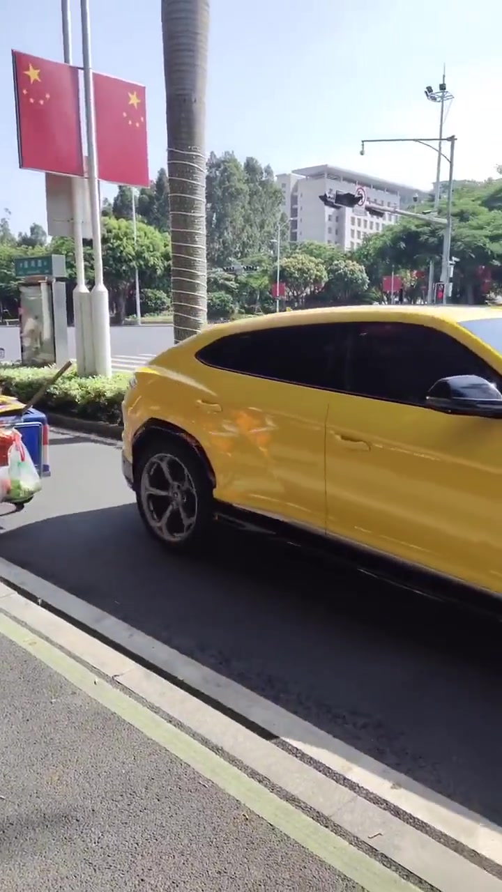 这是啥车？兰博基尼吗？这刮到是司机的错吗？