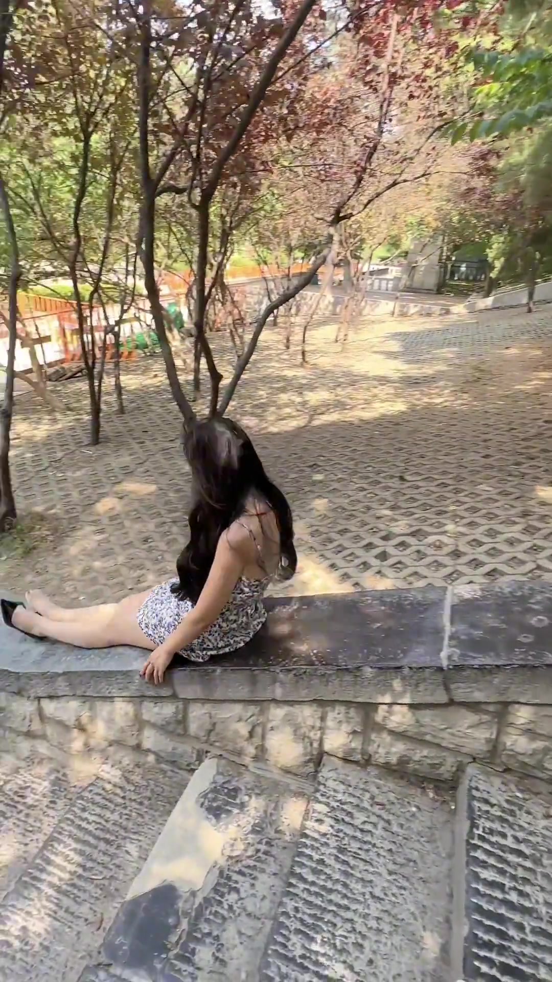 美女是觉得太热了吗？想在这凉快一下？